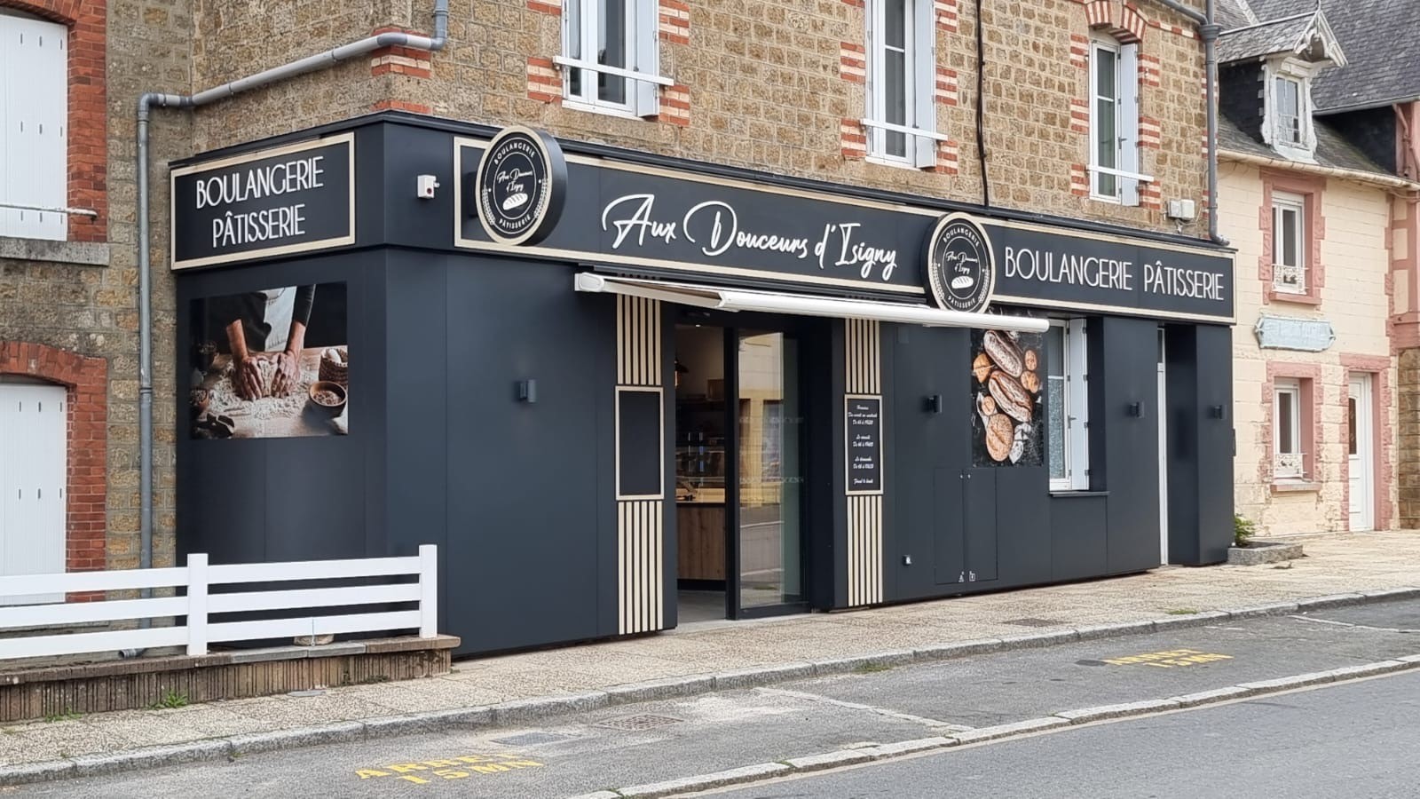 habillage façade boulangerie en aluminium noir enseigne isigny le buat manche 50 normandie norsud 35