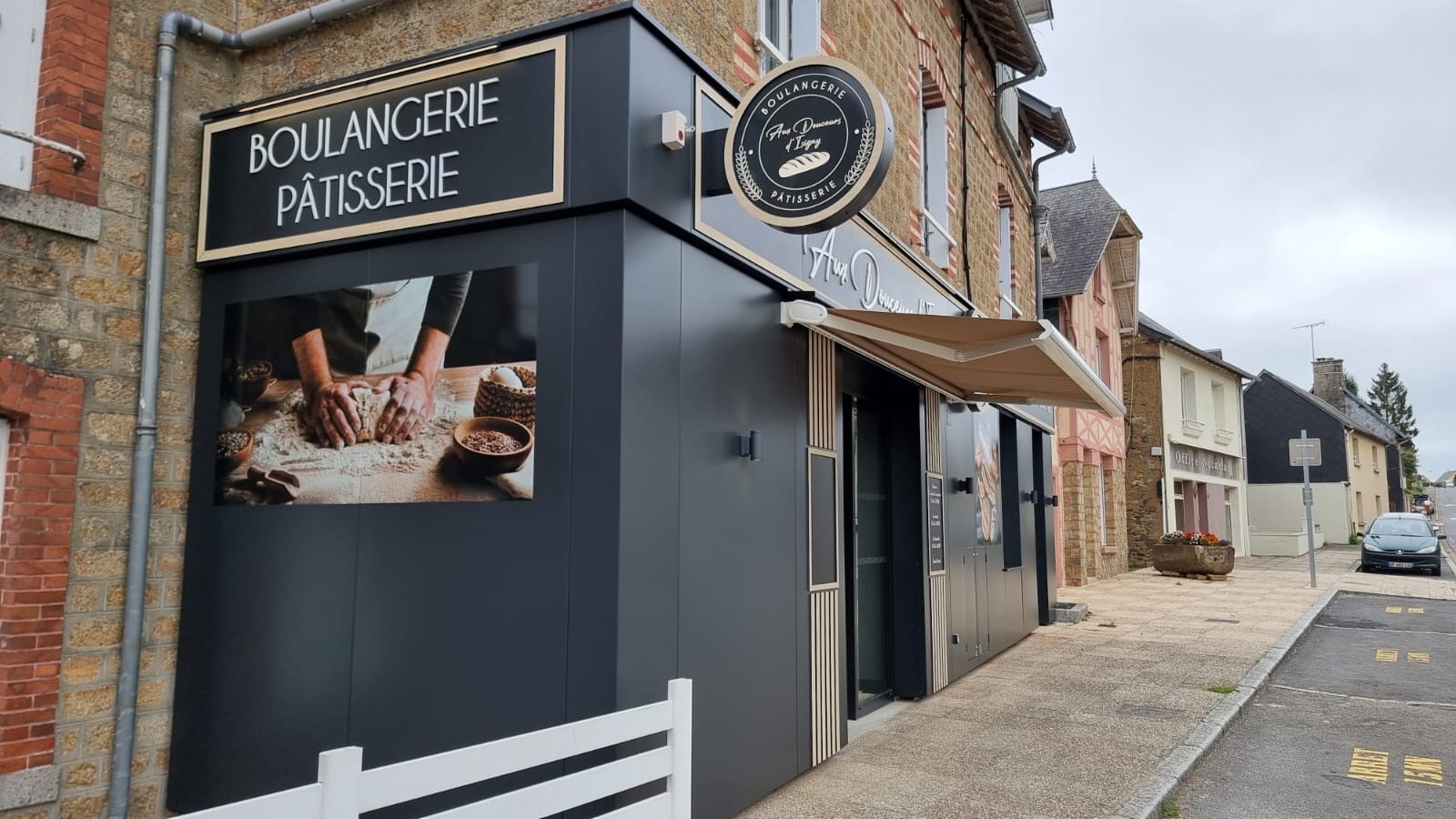 habillage façade boulangerie en aluminium noir enseigne isigny le buat manche 50 normandie norsud 35