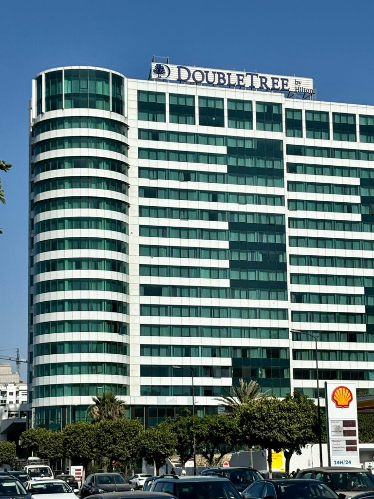 Enseigne lettres boitiers lumineuses double tree by hilton casablanca maroc