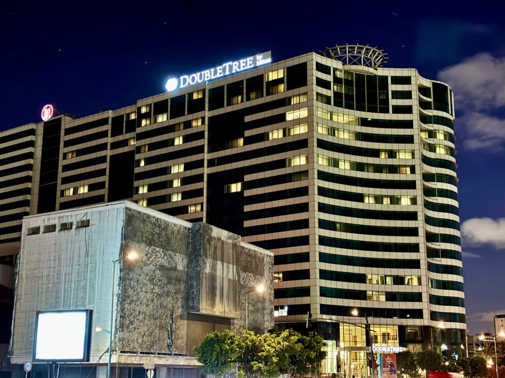 Enseigne lettres boitiers lumineuses double tree by hilton casablanca maroc
